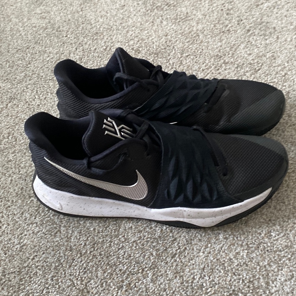 Nike Kylie Low Basketball shoes